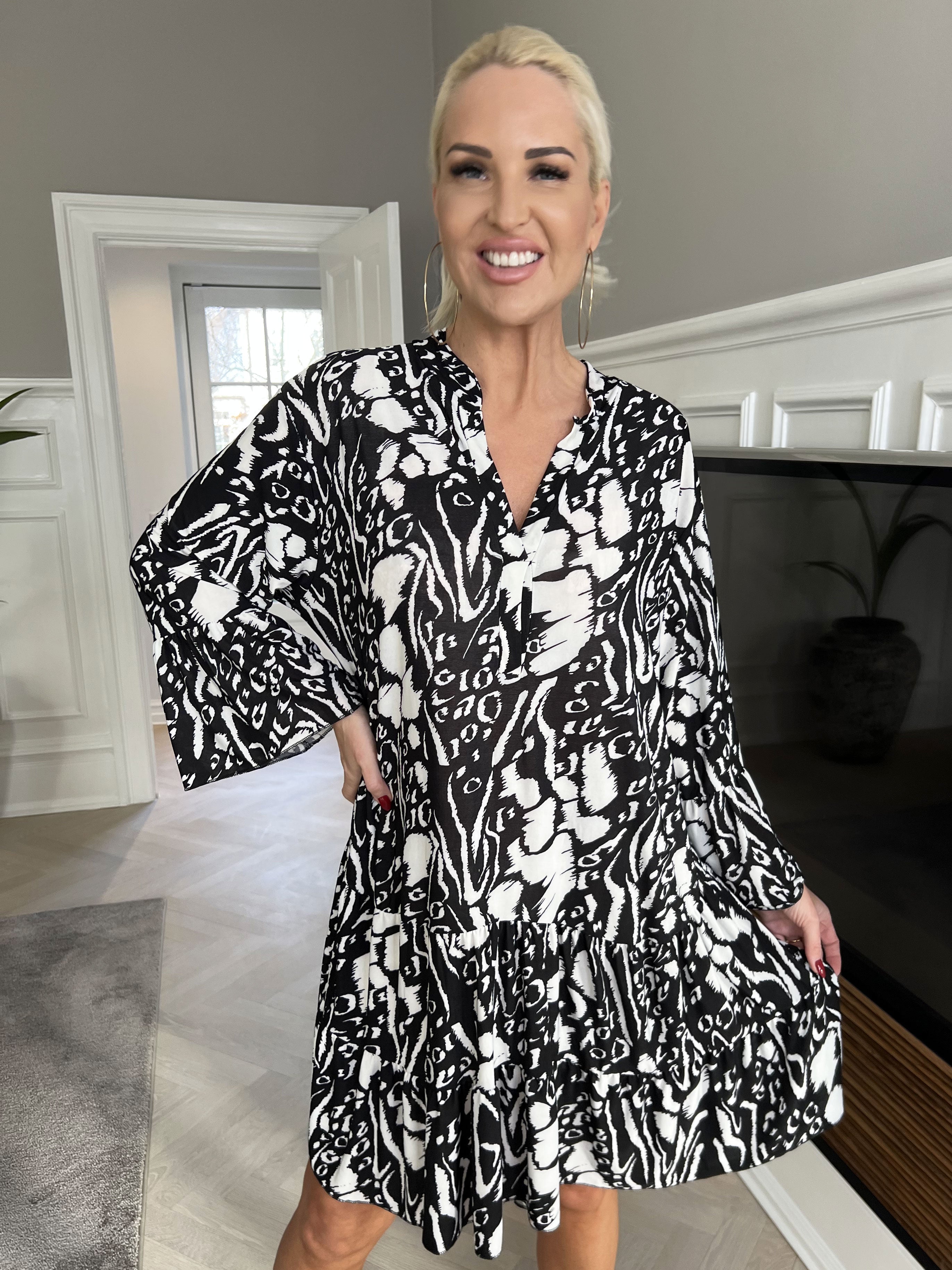 Pauline Pattern - Klänning med v-ringning och liten volangkjol - White